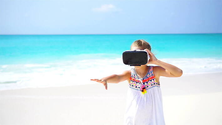 라이프스타일 응시 안경 어린이 모래 놀이 휴가 미래 휴식 고글 가면 한명 사람 해변 야외 디지털 헤드폰 장비 게임 체험 하이테크 전자 비전 보여주기 동영상 소통 혁명 반응 가상현실 인터랙티브 현실 4K MOV 해외동영상 클립영상 1 시선 잡화 바다 음향기기 컨셉 모션 기술 생활 파일형식