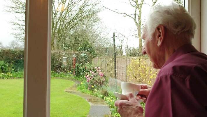 백인 라이프스타일 계절 할아버지 감정 얼굴 창문 유리 날씨 주택 실내 한명 사람 성인 컵 물 슬픔 마시기 관찰 기다림 좌절 차 고독 찻잔 은퇴 빗방울 명상 고민 혼란 남자한명만 4K MP4 해외동영상 클립영상 자연요소 서양인 1 식기 노년 남자 음료 컨셉 모션 재질 잔 내부 건물 생활 신체부위 비_날씨 동영상 남자만 파일형식