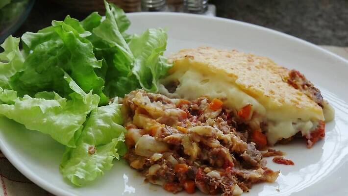 전통 접시 음식 채소 감자 파슬리 육류 요리 사람없음 식사 저녁식사 소고기 시골 굽기 시골집 프랑스어 점심식사 그라탱 다진 캐서롤 핸드메이드 4K MP4 해외동영상 클립영상 문자 식기 식재료 주택 서양음식 용기_그릇 구이 동영상 파일형식