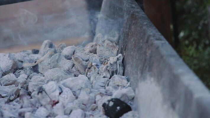 백그라운드 오렌지 따뜻함 요리 사람없음 야외 목재 빨간색 빛 노란색 검은색 어둠 에너지 오픈 뜨거움 연기 그릴 위험 장작 모닥불 굽기 질감 매움 숯 연소 광 석탄 재 화상 탄소 MOV 해외동영상 클립영상 나무 컬러 컨셉 과일 재료 주방용품 불 맛 상처 구이 동영상 파일형식