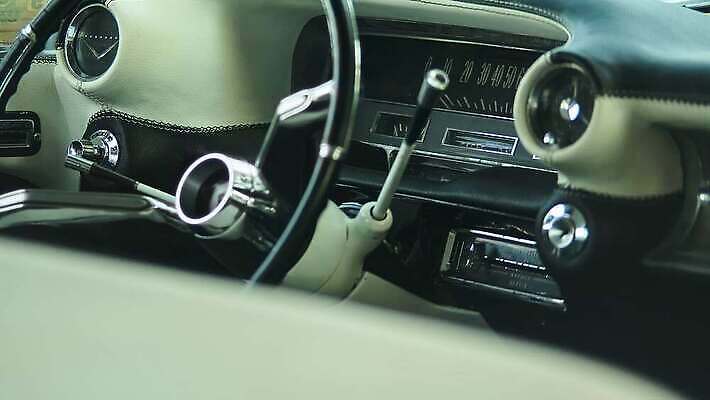 라이프스타일 손 도로 여행 백그라운드 교통시설 모션 자동차 거리 실내 사람 사람없음 내부 컬러풀 금속 미국 거울 운전 수확 골동품 도시 운전사 역사 클래식 파편 핸들 지프 향수 속도 복고 군용 택시 계기판 수집가 옛날 자동 스타일 4K MP4 해외동영상 클립영상 직업 길 육상교통 컬러 교통 컨셉 북아메리카 농업 승용차 재질 군대 생활 신체부위 화장품 시설 동영상 파일형식