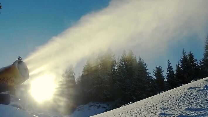계절 겨울 모션 하늘 스키 산 경사 사람없음 야외 파란색 태양 일출 얼음 기계 일몰 장비 총 발전기 추위 흰색 신선 업무 개울 가루 언덕 서리 만들기 알프스 분무기 대포 느림 설피 인공 눈내림 MOV 해외동영상 클립영상 자연요소 유럽 무기 컬러 겨울스포츠 눈_날씨 강 노을 발전소 작업 동영상 파일형식