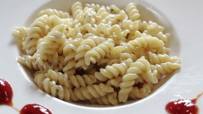 그릇 음식 컨셉 재료 파스타 실내 나선형 건강 요리 사람없음 주방 식사 저녁식사 이탈리아 흰색 면 더위 크림 메뉴 바질 건강식 쉬운 핸드메이드 맛있는 푸질리 MOV 해외동영상 클립영상 식기 유럽 컬러 무늬 식재료 날씨 서양음식 내부 동영상 파일형식