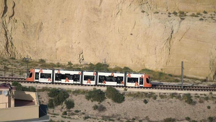 유럽 여행 교통시설 산 거리 사람없음 운전 도시 스페인 승차 출퇴근 전차 타운 일반 그만 방법 선로 알리칸테 4K MOV 해외동영상 클립영상 나라 육상교통 교통 비즈니스 모션 대중교통 시설 동영상 파일형식