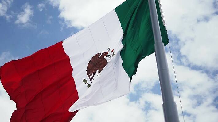 주간 구름 파도 로우앵글 이동 하늘 바람 멕시코 선인장 사람없음 빨간색 초록색 파란색 햇빛 힘 흰색 축하 깃발 직물 뱀 천 독수리 깃대 동영상 애국심 반항 혁명 독립 인내 전국 4K MOV 해외동영상 클립영상 자연요소 식물 바다 뷰포인트 컬러 컨셉 북아메리카 파충류 모션 조류 날씨 태양 파일형식