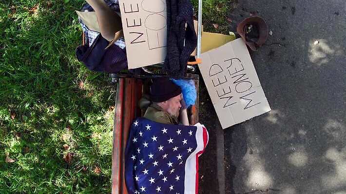 모자 공원 돈 벤치 거리 한명 사람 야외 동전 미국 고통 깃발 도시 좌절 닫기 가난 아스팔트 만취 배고픔 거지 구걸 노숙자 거짓말 헬프 혼자 4K MP4 해외동영상 클립영상 1 잡화 공공시설 감정 도로 컨셉 북아메리카 의자 모션 도움 재산 동영상 술취함 파일형식