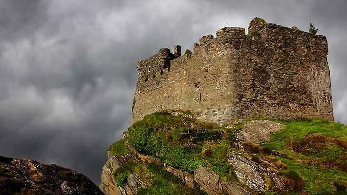 구름 유럽 여행 유적 건축양식 자연 하늘 휴가 영국 잉글랜드 풍경 사람없음 야외 건물 탑 바위 시골 성 중세 역사 재산 폐허 그림 아일랜드 흐림 산악지대 랜드마크 옛날 파멸 스코틀랜드 4K MOV 해외동영상 클립영상 자연요소 전통 건축물 건축 나라 컨셉 날씨 산 금융 돌_바위 생태계 동영상 파일형식 소멸