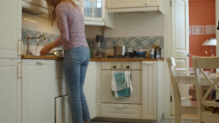 백인 그릇 손 커플 남자 음료 가정 가족 관계 결혼식 남편 주택 한명 서기 성인 두명 슬픔 알코올 아내 작업 닫기 씻기 만취 문제 중독 알코올중독 소셜 트러블 중독자 4K MP4 해외동영상 클립영상 서양인 1 식기 감정 결혼 모션 사람 건물 신체부위 청결 동영상 술취함 파일형식