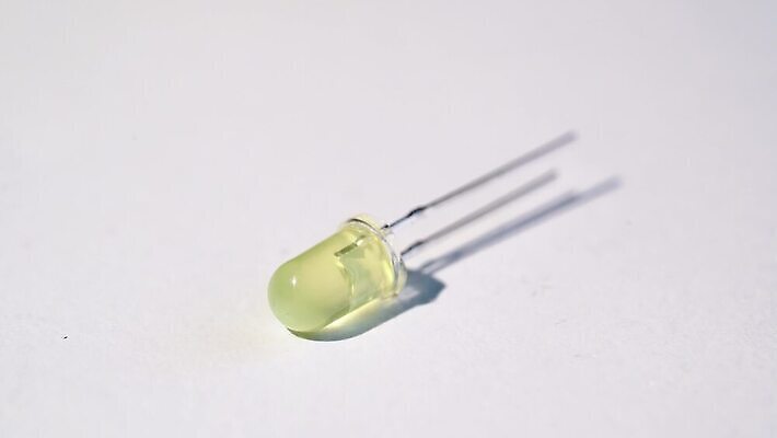 디자인 컬러 백그라운드 패턴 전구 부분 추상 조명 사람없음 전자제품 빛 컬러풀 노란색 디지털 장비 흰색 램프 닫기 오브젝트 순환 반도체 전자 공학 빛망울 고립 광 다이오드 엘리먼트 콘덴서 주도 4K MOV 해외동영상 클립영상 교육 무늬 모션 예절 동영상 파일형식