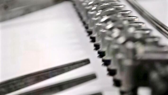 식물 산업 종이 컬러 컨셉 비즈니스 공장 잉크 주택 사람없음 그래픽 상점 금속 기계 장비 도구 업무 판넬 고리 작업실 신문 제조 잡지 인쇄 묘사 상업 언론 시트 공학 방법 출판 HD MOV 해외동영상 클립영상 교육 공업 재질 건물 간행물 작업 뉴스 동영상 파일형식