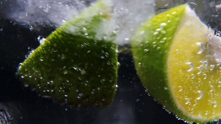 음료 음식 컬러 조각 과일 귤 건강 사람없음 초록색 물 반짝임 노란색 냉동 얼음 검은색 주스 거품 흐름 추위 알코올 신선 칵테일 바 원형 투명 닫기 맛 떨어짐 시원함 레몬 레모네이드 묘사 유기농 향기 라임 소다 숙성 토닉 MOV 해외동영상 클립영상 자연요소 도형 웰빙 컨셉 모션 주류 냄새 동영상 에이드 파일형식