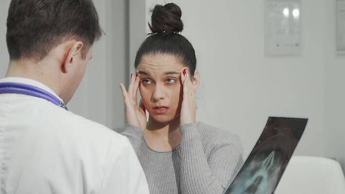 직업 스트레스 실내 건강 병원 두명 약 고통 추위 환자 의사 바이러스 결과 질병 고민 상담 약속 두통 처방 충격 방문 암 외과 돌봄 불평 심각 심장병 지원 편두통 4K MOV 해외동영상 클립영상 감정 컨셉 의학 모션 사람 내부 의료진 동영상 파일형식