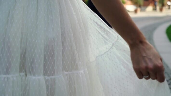 백인 라이프스타일 커플 드레스 여자 남자 꽃 행복 꽃다발 신랑 결혼 2 건축양식 가족 신혼부부 포옹 결혼식 남편 거리 사랑 사람 성인 사람없음 야외 건물 여름 걷기 귀여움 산책 낭만 신혼여행 흰색 축하 도시 아내 가운 타운 MOV 해외동영상 클립영상 서양인 식물 건축물 부부 옷 계절 건축 감정 컬러 컨셉 관계 안기 모션 휴식 이벤트 생활 신혼 동영상 파일형식