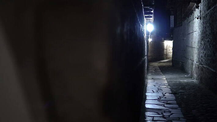 전통 도로 벽 건축양식 사다리 창문 벽돌 거리 주택 그림자 풍경 사람없음 야외 건물 빛 검은색 어둠 할로윈 수확 바위 램프 도시 범죄 쓰레기 야간 저녁 무서움 복고 좁은 장면 타운 빛망울 그런지 방법 시카고 옛날 호러 비어있는 4K MOV 해외동영상 클립영상 자연요소 건축물 건축 감정 길 컬러 농업 교통시설 조명 미국 돌_바위 도구 공포 동영상 파일형식