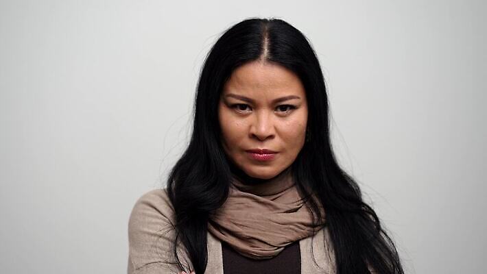 모델 1 라이프스타일 여자 얼굴 40대 백그라운드 잎 갈색머리 한명 미소 사람 동양인 성인 뷰티 갈색 유행 분노 흰색 우아함 4K MOV 해외동영상 클립영상 식물 헤어스타일 감정 컬러 중년 컨셉 표정 인종 생활 신체부위 동영상 파일형식