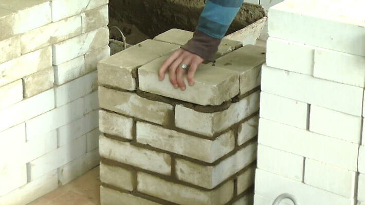 직업 손 디자인 산업 벽 건축양식 벽돌 노동자 주택 기술 석조 사람없음 쌓기 블록 장비 바위 도구 공구 업무 작업 시멘트 건축업자 석공 설치 조작 콘크리트 많음 MOV 해외동영상 클립영상 건축 컨셉 모션 건물 신체부위 돌_바위 동영상 파일형식