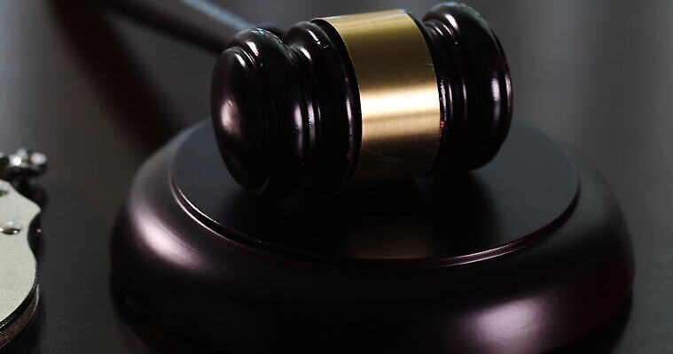 문장 컨셉 사람없음 목재 갈색 블록 범죄 망치 민주주의 감옥 수갑 심볼 책상 법 의사봉 재판 규칙 법관 질서 공정 판결 법원 변호사 고발 법정 불법 정부 패닝샷 4K MOV 해외동영상 클립영상 나무 직업 문자 컬러 가구 재료 촬영기법 공구 예절 법률가 동영상 파일형식