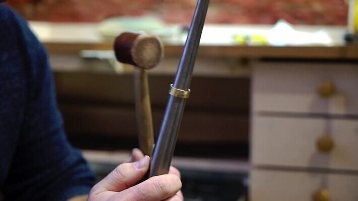 백인 직업 손 디자인 산업 장신구 공장 불 노동자 기술 관리 창조 빛 금속 장비 공구 반지 잡기 업무 작업실 황금 고급 수리 제조 은색 상품 보석 만들기 다이아몬드 고정 닦기 판화 공예가 백금 MOV 해외동영상 클립영상 자연요소 서양인 컬러 컨셉 공업 모션 재질 미술 신체부위 도구 작업 광석 동영상 파일형식