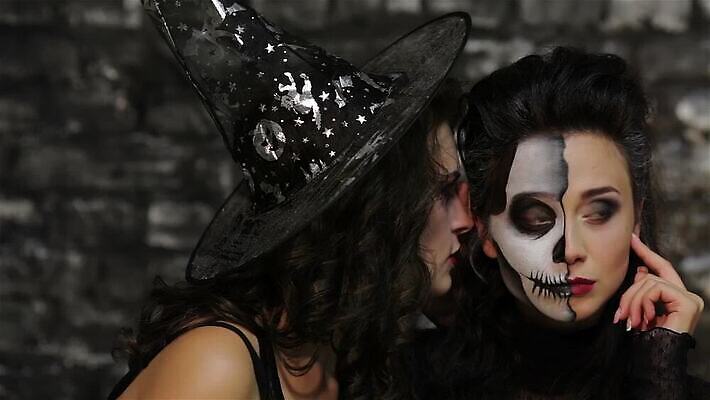 모자 전통 드레스 여자 얼굴 호박 휴가 기념 미소 사람 두명 빨간색 섹시 파티 검은색 어둠 할로윈 마법사 마술사 죽음 표현 야간 저녁 신비 무서움 악마 귓속말 마녀 마법 10월 흡혈귀 나쁜 고딕 악몽 지옥 호러 MP4 해외동영상 클립영상 자연요소 잡화 옷 감정 컬러 컨셉 채소 표정 이벤트 신체부위 마술 날짜 공포 동영상 파일형식