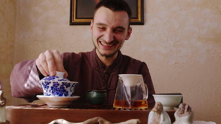 전통 행복 음료 컨셉 주전자 주류 한명 미소 웃음 중국 화목 잡기 뜨거움 붓기 차 찻잔 찻주전자 준비 서빙 투입 4K MOV 해외동영상 클립영상 1 감정 아시아 모션 주방용품 잔 표정 사람 동영상 파일형식