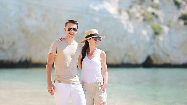 백인 라이프스타일 손 커플 행복 모래 바다 컬러 여행 2 가족 포옹 자연 휴가 휴식 함께함 사랑 성인 야외 두명 물 여름 파란색 침묵 이탈리아 낭만 신혼여행 전원 이국적 MOV 해외동영상 클립영상 자연요소 서양인 계절 감정 유럽 결혼 컨셉 관계 안기 사람 생활 신체부위 소리 전기에너지 생태계 동영상 파일형식