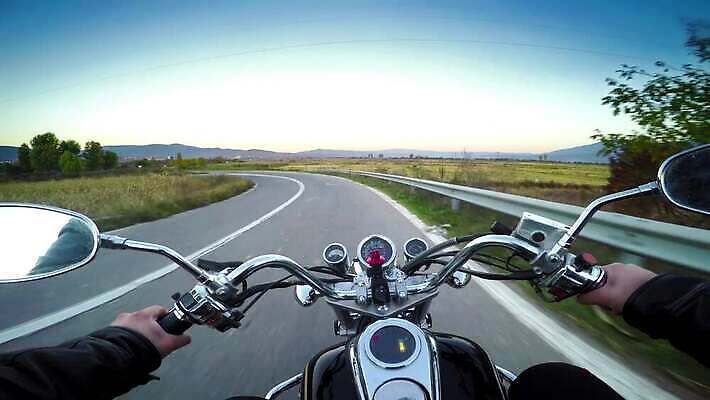 도로 여행 교통시설 모션 사람없음 야외 운동 반사 금속 자전거 거울 자유 오토바이 수확 바 고속도로 운전사 승차 크루즈 아스팔트 속도 포인트 모터 라이더 루트 바이크레이서 속도계 철강 힘찬 1인칭시점 4K MP4 해외동영상 클립영상 직업 시선 길 교통 컨셉 농업 배_교통 재질 건강 금융 바이크 시설 동영상 파일형식