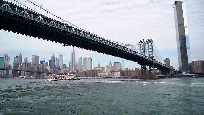 여행 비즈니스 건축양식 하늘 새로움 항해 파노라마 풍경 사람없음 건물 물 금융 파란색 강 도시풍경 사무실 여행객 탑 항구 고층빌딩 미국 도시 도심 뉴욕 지역 방문 대도시 스카이라인 맨해튼 랜드마크 허드슨강 브루클린 4K MOV 해외동영상 클립영상 자연요소 건축물 건축 컬러 컨셉 북아메리카 교통시설 촬영기법 사람 빌딩 경제 배 동영상 선박 파일형식