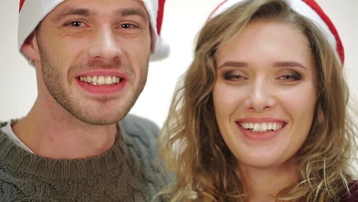 백인 모자 라이프스타일 커플 응시 여자 남자 행복 백그라운드 크리스마스 2 산타모자 관계 휴가 새해 함께함 실내 발렌타인데이 선물 사랑 미소 사람 성인 두명 빨간색 친구 산타클로스 축제 목도리 놀람 흰색 축하 잡기 스웨터 흰배경 주기 고립 MP4 해외동영상 슬로모션 클립영상 서양인 모자_잡화 시선 잡화 기념일 감정 컬러 컨셉 상의 모션 데이이벤트 촬영기법 표정 내부 생활 동영상 파일형식