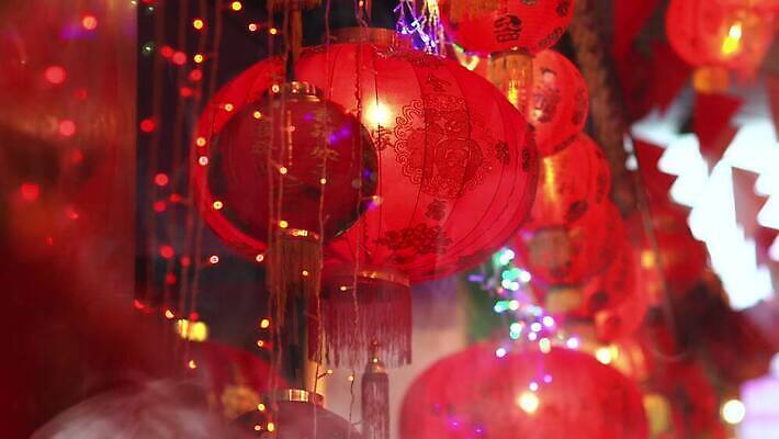 전통 행복 종이 문화 여행 태국 바람 휴가 새해 거리 매달리기 동양인 이벤트 사람없음 장식 빨간색 축제 중국 등불 축하 사찰 행운 그룹 황금 연기 상하이 대만 베트남 베이징 홍콩 말레이시아 싱가폴 차이나타운 춘절 4K MOV 해외동영상 클립영상 자연요소 명절 감정 아시아 컬러 컨셉 종교건축 모션 날씨 조명 인종 관광지 동남아시아 중국전통 동영상 파일형식