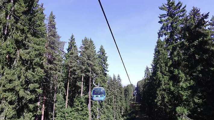 나무 구름 유럽 교통수단 교통시설 스키 산 사람없음 여름 소나무 곤돌라 철사 불가리아 4K 반스코 MP4 해외동영상 클립영상 자연요소 식물 계절 나라 교통 겨울스포츠 시설 동영상 파일형식 남유럽