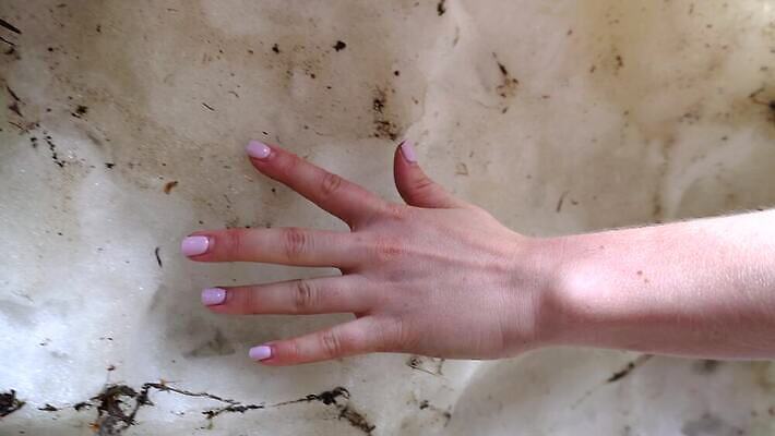 라이프스타일 손 계절 여자 여행 백그라운드 겨울 패턴 자연 날씨 산 실내 아이슬란드 사람 물 파란색 빛 뷰티 냉동 얼음 추위 탐험 흰색 터널 동굴 시원함 손톱 크리스탈 북극 빙하 서리 진흙 내추럴 제설기 눈내림 4K MP4 해외동영상 클립영상 자연요소 유럽 길 컬러 무늬 눈_날씨 내부 생활 신체부위 광석 극지방 생태계 동영상 제설 파일형식