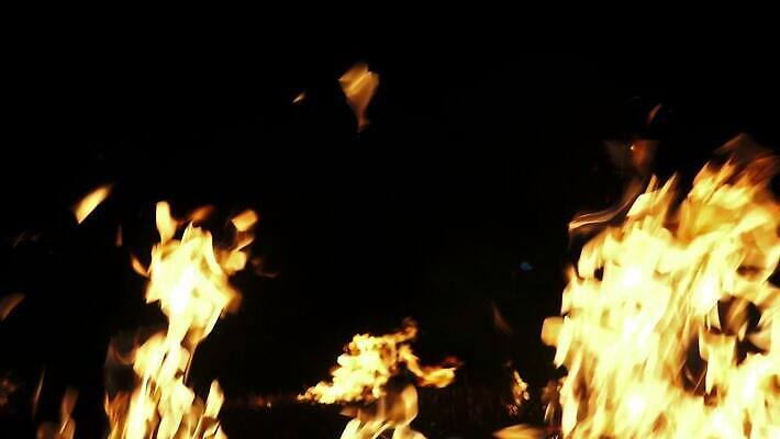 백그라운드 오렌지 모션 자연 벽지 불꽃 따뜻함 사람없음 빨간색 빛 노란색 검은색 힘 에너지 긴급 손전등 뜨거움 고리 더위 야간 위험 모닥불 사건 묘사 벽난로 질감 매움 화재 연료 파열 연소 엘리먼트 점화 지옥 진짜 화상 4K HD MP4 해외동영상 클립영상 자연요소 컬러 컨셉 과일 불 날씨 조명 맛 상처 생태계 동영상 파일형식