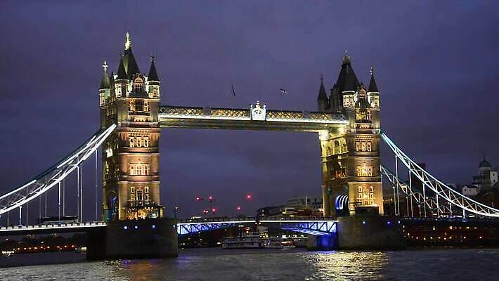 여행 건축양식 하늘 영국 잉글랜드 사람없음 물 파란색 강 탑 어둠 황혼 바위 도시 역사 야간 큼 심볼 런던 스카이라인 도개교 랜드마크 템스강 MOV 해외동영상 클립영상 자연요소 건축물 건축 유럽 컬러 일몰 돌_바위 다리_건축물 크기 동영상 파일형식