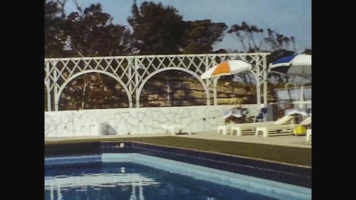 외관 유럽 바다 섬 여행 자연 하늘 호텔 휴가 휴식 사람없음 야외 건물 물 파란색 맑음 수확 골동품 만 거친 역사 클래식 지중해 필름 영화 향수 휴양지 문서 복고 영사기 몰타섬 보관소 아마추어 옛날 4K MOV 해외동영상 클립영상 자연요소 건축물 나라 컬러 컨셉 농업 숙소 날씨 문화예술 화장품 장소 저장 생태계 몰타 동영상 파일형식