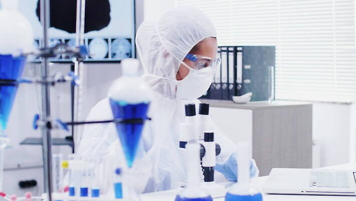 직업 여자 남자 산업 안경 과학 흡연 병원 현미경 실험 작업복 파란색 노트북 컴퓨터 약 스크린 장비 코트 타이핑 액체 엔지니어 실험실 연구원 과학자 분석 보고서 생물학 튜브 해결 돌봄 바이오 화학물질 화학자 4K MOV 해외동영상 클립영상 잡화 옷 교육 컬러 컨셉 의학 모션 담배 실험기구 사람 전자제품 외투 화학 기술자 동영상 학자 파일형식