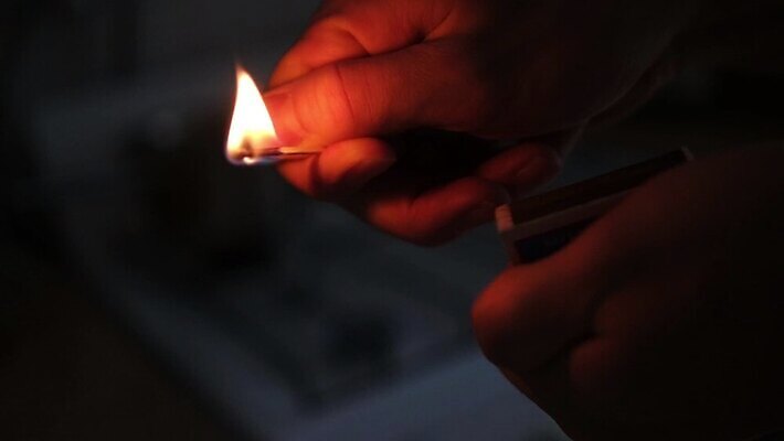 백그라운드 컨셉 불 불꽃 폭죽 불꽃놀이 따뜻함 경기 사람없음 목재 빛 검은색 어둠 에너지 손전등 뜨거움 막대기 연기 야간 위험 오브젝트 매움 문학 연료 빛망울 연소 고립 광 염증 점화 화상 MOV 해외동영상 슬로모션 클립영상 자연요소 나무 스포츠 컬러 재료 놀이 조명 촬영기법 맛 질병 상처 동영상 파일형식