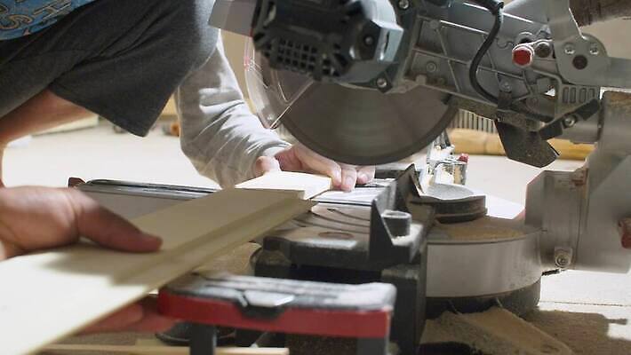 백인 직업 손 남자 산업 노동자 주택 실내 사람없음 목재 기계 장비 기구 공구 디스크 업무 원형 작업실 수리 닫기 널 자르기 목수 목공예 잡동사니 건축업자 수목 업그레이드 철강 톱질 하드웨어 4K MP4 해외동영상 클립영상 도형 서양인 나무 건축 재료 모션 사람 내부 건물 신체부위 컴퓨터 도구 작업 질병 공예 동영상 파일형식