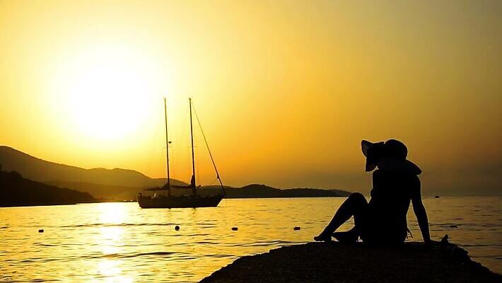 여자 실루엣 아시아 바다 오렌지 태국 하늘 휴가 휴식 항해 그림자 한명 사람 앉기 성인 사람없음 야외 옆모습 캐주얼 물 컬러풀 햇빛 태양 반사 일출 황혼 일몰 시골 보트 고독 필름 명상 잔물결 코르푸 여자만 여자한명만 수평선 HD MOV 해외동영상 클립영상 자연요소 1 옷 감정 나라 물결 뷰포인트 컬러 컨셉 배_교통 과일 모션 촬영기법 노을 그리스 동영상 파일형식