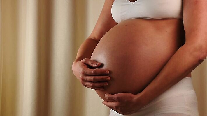 백인 1 포옹 엄마 주택 관리 사랑 사람없음 옆모습 우주 희망 임산부 임신 만지기 터치 흰색 잡기 마사지 기다림 닫기 보호 예측 노출 돌봄 지원 MOV 해외동영상 클립영상 서양인 감정 뷰포인트 컬러 컨셉 가족 안기 모션 건물 동영상 파일형식