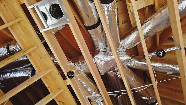 산업 지붕 주택 실내 사람없음 내부 건물 장비 추위 뜨거움 부채 수리 시원함 옥상 천장 시스템 뼈대 난방 공학 환풍기 린스 설치 파이프라인 4K MOV 해외동영상 클립영상 건축물 교육 파이프_관 동영상 파일형식