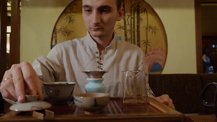 전통 문화 음료 주전자 휴식 건조 쟁반 건강 한명 사람 동양인 목재 컵 물 뷰티 일본 중국 화목 수확 골동품 뜨거움 사발 붓기 찻주전자 녹차 오브젝트 서비스 준비 서빙 동쪽 주인 DIY 우롱차 전국 MOV 해외동영상 클립영상 자연요소 나무 1 식기 아시아 컨셉 농업 재료 모션 주방용품 인종 취미 차_음료 사기그릇 방향 동영상 파일형식