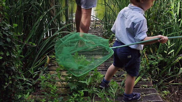 아들 가족 자연 영국 함께함 갈대 소년 취미 야외 세명 평화 걷기 항구 연못 아빠 적재 4K 틸트업 MOV 해외동영상 클립영상 식물 남자 유럽 어린이 컨셉 관계 교통시설 모션 촬영기법 사람 생태계 동영상 파일형식