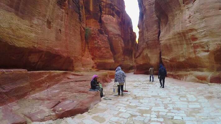 남자 지구 모래 벽 여행 백그라운드 건축양식 하늘 사람 풍경 사람없음 건물 여행객 문 마을 골짜기 궁전 바위 죽음 무덤 기둥 도시 사찰 역사 재산 중앙 신비 폐허 통로 좁은 신성 아라비아 방문 수도원 동쪽 천연기념물 7 고고학 아랍어 예루살렘 요르단 이스라엘 4K MP4 해외동영상 클립영상 건축물 교육 건축 컨셉 고건축 중동 종교건축 자연 금융 숫자 돌_바위 방향 동영상 서아시아 파일형식