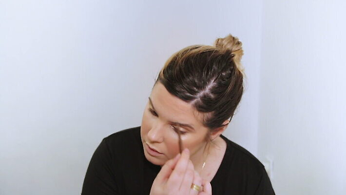 백인 모델 직업 응시 여자 얼굴 백그라운드 한명 사람 성인 뷰티 유행 카메라 화장품 거울 흰색 붓 화려 우아함 가루 눈썹 속눈썹 볼터치 피부 입술 마스카라 윤곽 예술가 아이섀도 내추럴 넣기 방법 아이라이너 연지 스타일 신청 MOV 해외동영상 클립영상 서양인 1 시선 컬러 컨셉 모션 신체부위 전자제품 화장 동영상 파일형식