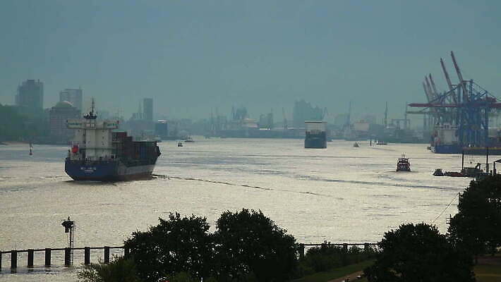 동물 실루엣 산업 파도 교통시설 조류 독일 사람없음 야외 물 강 항구 새벽 기중기 지역 물새 함부르크 4K 락다운 MOV 해외동영상 클립영상 자연요소 유럽 바다 교통 촬영기법 중장비 시설 동영상 파일형식