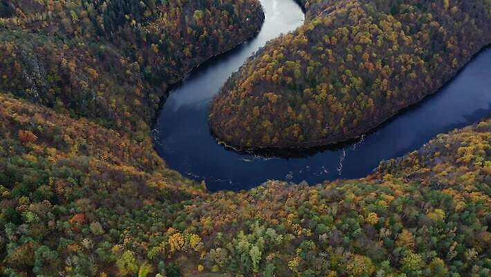 모양 나무 유럽 컬러 여행 곡선 자연 안테나 파노라마 숙이기 사람없음 야외 초록색 물 강 컬러풀 계곡 일몰 놀람 시골 숲 체코 프라하 내추럴 공화국 드론 보헤미아 조감도 편자 4K MOV 해외동영상 클립영상 자연요소 식물 감정 나라 선 포즈 통신 촬영기법 표정 노을 생태계 동영상 말발굽 파일형식