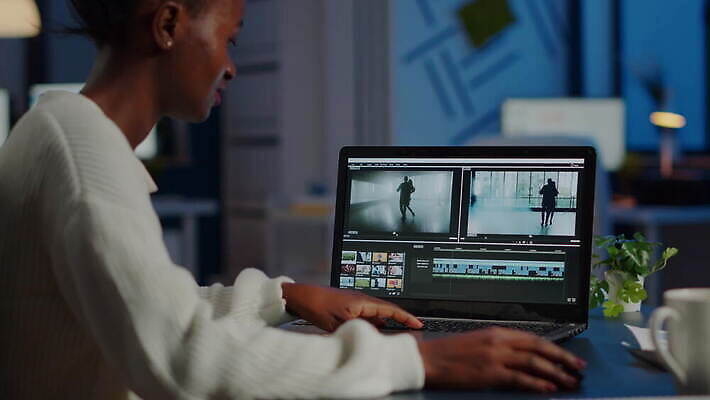 편집 직업 디자인 비즈니스 사업가 노동자 직장 실내 피곤 창조 앉기 경사 사람없음 그래픽 노트북 컴퓨터 사무실 디지털 스크린 모니터 검은색 업무 작업 야간 디자이너 책상 예술가 업무과다 야근 동영상 그래픽디자이너 마감 소프트웨어 프리랜서 4K MOV 해외동영상 클립영상 자연요소 컬러 가구 컨셉 회사 모션 내부 전자제품 파일형식