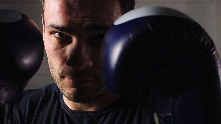 응시 남자 얼굴 스포츠 컨셉 건강 한명 서기 상자 힘 헬스장 분노 무도 권투글러브 자신감 모서리 보호 위험 집중 연습 클럽 준비 체육관 싸움 근육질 어려움 운동가 힘찬 4K MOV 해외동영상 클립영상 1 시선 감정 모션 근육 사람 신체부위 헬스 글러브 몸매 동영상 파일형식