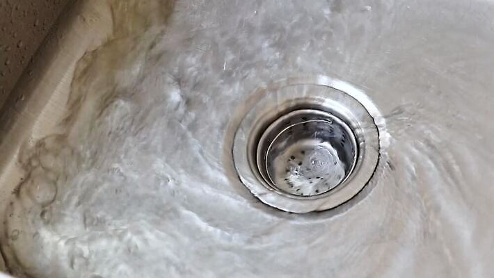 가정 주택 사람없음 물 달리기 금속 주방 거품 회색 젖음 흐름 소용돌이 원형 구멍 액체 개울 붓기 떨어짐 위생 빨래 은색 순수 싱크대 대야 느림 낭비 굴곡 배관공 중력 철강 폐수 하수 스플래쉬 공급 MP4 해외동영상 클립영상 자연요소 도형 컬러 컨셉 가사 모션 재질 건물 강 회오리 환경오염 개수대 동영상 파일형식