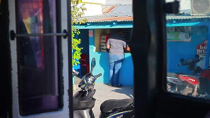 문화 도로 섬 여행 건축양식 교통시설 자동차 거리 버스 주택 두명 건물 미국 수확 골동품 도시 역사 중앙아메리카 지역 쿠바 타운 공산주의 수도권 식민지 아바나 옛날 전국 4K MP4 해외동영상 클립영상 건축물 건축 길 육상교통 교통 북아메리카 농업 대중교통 아메리카 사람 시설 동영상 파일형식